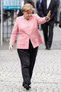 Bilder des Tages Entertainment Bilder des Tages Verleihung des internationalen Karlspreises zu Aachen, 10.05.2018 Bundeskanzlerin Dr. Angela Merkel winkt Bojko Borissow (Ministerpräsident Bulgariens) bei der Verleihung des internationalen Karlspreises zu Aachen am 10.05.2018 zu sich, , Aacgeb NRW Deutschland