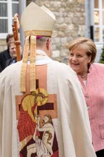 Verleihung des internationalen Karlspreises zu Aachen, 10.05.2018 Bundeskanzlerin Dr. Angela Merkel begrüßt den Aachener Bischof Dr. Helmut Dieser bei der Verleihung des internationalen Karlspreises zu Aachen am 10.05.2018, , Aacgeb NRW Deutschland