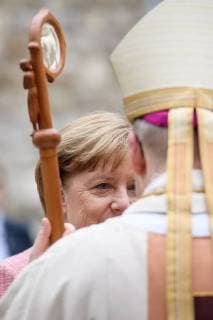 Verleihung des internationalen Karlspreises zu Aachen, 10.05.2018 Bundeskanzlerin Dr. Angela Merkel begrüßt den Aachener Bischof Dr. Helmut Dieser bei der Verleihung des internationalen Karlspreises zu Aachen am 10.05.2018, , Aacgeb NRW Deutschland