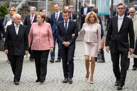 Verleihung des internationalen Karlspreises zu Aachen, 10.05.2018 vl: Jürgen Linde, Bundeskanzlerin Dr. Angela Merkel, der französische Präsident Emmanuel Macron, Brigitte Macron und der Oberbürgermeister von Aachen Marcel Philipp bei der Verleihung des internationalen Karlspreises zu Aachen am 10.05.2018, , Aacgeb NRW Deutschland