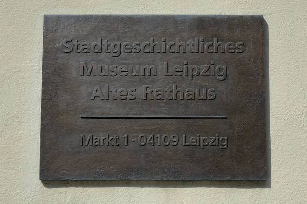 Tafel am Stadtgeschichtlichen Museum Leipzig Tafel am Stadtgeschichtlichen Museum Leipzig, 29.04.2018, Leipzig, Naschmarkt, Sachsen, Auf der Rückseite des Alten Rathauses in Leipzig befindet sich das Stadtgeschichtliche Museum.