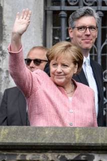 Verleihung des internationalen Karlspreises zu Aachen, 10.05.2018 Bundeskanzlerin Dr. Angela Merkel mit dem Aachener Bürgermeister Marcel Philipp bei der Verleihung des internationalen Karlspreises zu Aachen am 10.05.2018, , Aacgeb NRW Deutschland