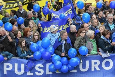 Bilder des Tages Verleihung des Karlspreises 2018 an Emmanuel Macron. Das Bild zeigt Gruppen von Demonstranten für Europa und gegen das belgische Atomkraftwerk Thiange 2018 - Verleihung des Karlspreises 2018 an Emmanuel Macron
