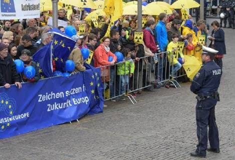 Verleihung des Karlspreises 2018 an Emmanuel Macron. Das Bild zeigt Gruppen von Demonstranten für Europa und gegen das belgische Atomkraftwerk Thiange 2018 - Verleihung des Karlspreises 2018 an Emmanuel Macron