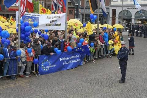 Verleihung des Karlspreises 2018 an Emmanuel Macron. Das Bild zeigt Gruppen von Demonstranten für Europa und gegen das belgische Atomkraftwerk Thiange 2018 - Verleihung des Karlspreises 2018 an Emmanuel Macron