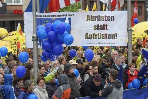 Verleihung des Karlspreises 2018 an Emmanuel Macron. Das Bild zeigt Gruppen von Demonstranten für Europa und gegen das belgische Atomkraftwerk Thiange 2018 - Verleihung des Karlspreises 2018 an Emmanuel Macron