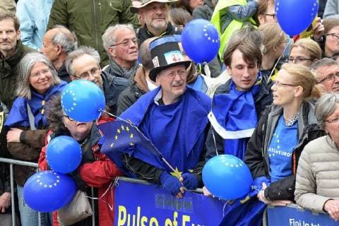 Verleihung des Karlspreises 2018 an Emmanuel Macron. Das Bild zeigt Gruppen von Demonstranten für Europa und gegen das belgische Atomkraftwerk Thiange 2018 - Verleihung des Karlspreises 2018 an Emmanuel Macron