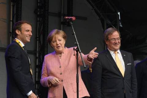 Verleihung des Karlspreises 2018 an Emmanuel Macron. Das Bild zeigt v.l.n.r.: französischer Staatspräsident Emmanuel Macron, die deutsche Bundeskanzlerin Angela Merkel, Ministerpräsident Armin Laschet 2018 - Verleihung des Karlspreises 2018 an Emmanuel Macron