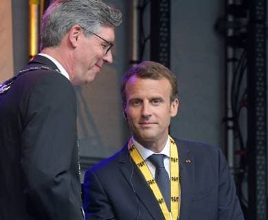 Verleihung des Karlspreises 2018 an Emmanuel Macron. Das Bild zeigt den französischen Staatspräsidenten Emmanuel Macron auf der Bühne des Katschhofes in Aachen mit dem Oberbürgermeister der Stadt Aachen MArcel Philipp 2018 - Verleihung des Karlspreises 2018 an Emmanuel Macron