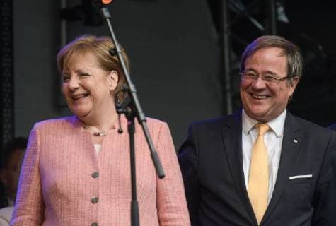 Verleihung des Karlspreises 2018 an Emmanuel Macron. Das Bild zeigt die deutsche Bundeskanzlerin Angela Merkel mit dem Ministerpräsidenten des deutschen Bundeslandes Nordrhein-Westfalen Armin Laschet 2018 - Verleihung des Karlspreises 2018 an Emmanuel Macron