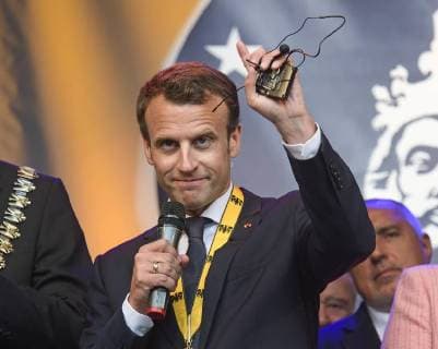 Verleihung des Karlspreises 2018 an Emmanuel Macron. Das Bild zeigt den französischen Staatspräsidenten Emmanuel Macron auf der Bühne des Katschhofes in Aachen 2018 - Verleihung des Karlspreises 2018 an Emmanuel Macron