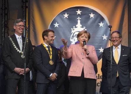 Verleihung des Karlspreises 2018 an Emmanuel Macron. Das Bild zeigt v.l.n.r.:Französischer Staatspräsident Emmanuel, die deutsche Bundeskanzlerin Angela Merkel, Ministerpräsident Armin Laschet 2018 - Verleihung des Karlspreises 2018 an Emmanuel Macron