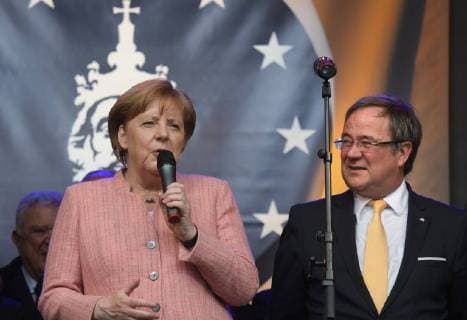 Verleihung des Karlspreises 2018 an Emmanuel Macron. Das Bild zeigt die deutsche Bundeskanzlerin Angela Merkel mit dem Ministerpräsidenten des deutschen Bundeslandes Nordrhein-Westfalen Armin Laschet 2018 - Verleihung des Karlspreises 2018 an Emmanuel Macron