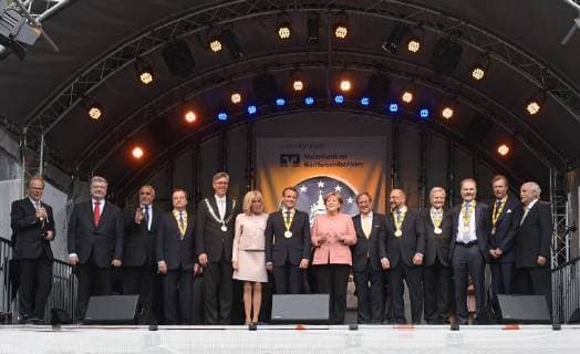 Verleihung des Karlspreises 2018 an Emmanuel Macron. Das Bild zeigt v.l.n.r.: Pressesprecher Aachen Bernd Büttgens, Präsident der Ukraine Petro Poroschenko, N.N., Javier Solana, Oberbürgermeister der Stadt Aachen, Marcel Philip, Brigitte Macron, Staatspräsident von Frankreich Emmanuel Macron, Bundeskanzlerin Angela Merkel, Ministerpräsident Armin Laschet, Martin Schulz, N.N., Timothy Garton Ash, Großfürst Henri von Luxemburg, Vorstand des Karlspreiskommites, Jürgen Linden 2018 - Verleihung des Karlspreises 2018 an Emmanuel Macron