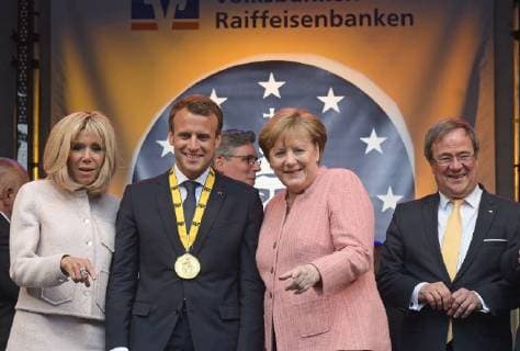 Verleihung des Karlspreises 2018 an Emmanuel Macron. Das Bild zeigt v.l.n.r.: französischer Staatspräsident Emmanuel Macron mit Karlsmedaille, daneben Bundeskanzlerin Angela Merkel und Ministerpräsident des deutschen Bundeslandes Nordrhein-Westfallen Armin Laschet 2018 - Verleihung des Karlspreises 2018 an Emmanuel Macron