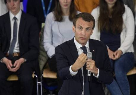 Verleihung des Karlspreises 2018 an Emmanuel Macron. Das Bild zeigt den französischen Staatspräsidegennten Emmanuel Macron im Hörsaalgebäude C.A.R.L. Der RWTH in Diskussion mit Studenten, die ihn nach Themen zu Europa fragen 2018 - Verleihung des Karlspreises 2018 an Emmanuel Macron