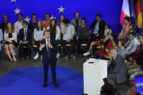 Verleihung des Karlspreises 2018 an Emmanuel Macron. Das Bild zeigt den französischen Staatspräsidegennten Emmanuel Macron im Hörsaalgebäude C.A.R.L. Der RWTH in Diskussion mit Studenten, die ihn nach Themen zu Europa fragen 2018 - Verleihung des Karlspreises 2018 an Emmanuel Macron