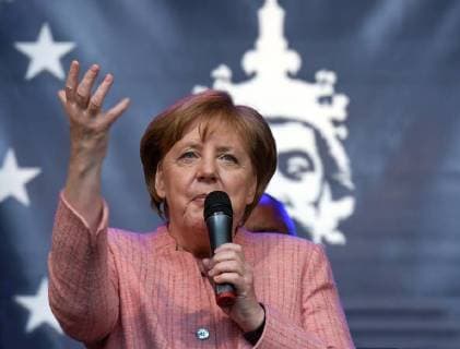 Bilder des Tages Verleihung des Karlspreises 2018 an Emmanuel Macron. Das Bild zeitg die deutsche Bundeskanzlerin Angela Merkep während einer Ansprache auf der Bühne des Katschhofes in Aachen 2018 - Verleihung des Karlspreises 2018 an Emmanuel Macron