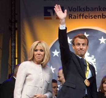 Verleihung des Karlspreises 2018 an Emmanuel Macron. Das Bild zeigt den französischen Staatspräsidenten Emmanuel Macron mit seiner Ehefrau auf der Bühne des Katschhofes in Aachen 2018 - Verleihung des Karlspreises 2018 an Emmanuel Macron