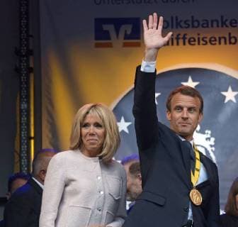 Verleihung des Karlspreises 2018 an Emmanuel Macron. Das Bild zeigt den französischen Staatspräsidenten Emmanuel Macron mit seiner Ehefrau auf der Bühne des Katschhofes in Aachen 2018 - Verleihung des Karlspreises 2018 an Emmanuel Macron