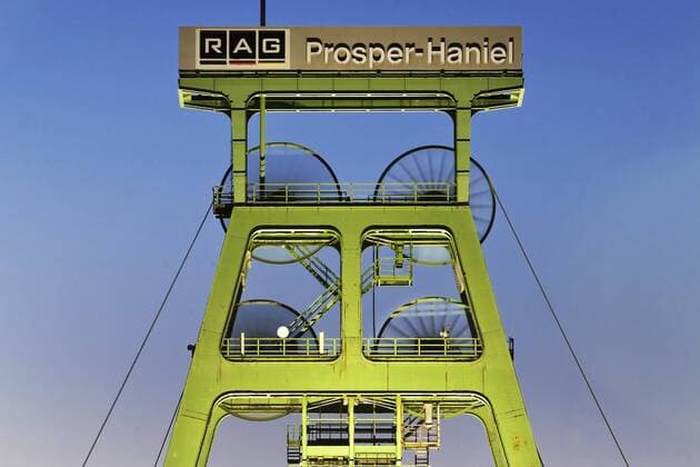 Foerdergeruest Schachtanlage Franz Haniel, Bergwerk Prosper Haniel am Abend, Deutschland, Nordrhein-Westfalen, Ruhrgebiet, Bottrop headgear pf former coalmine Prosper Haniel in the evening, Germany, North Rhine-Westphalia, Ruhr Area, Bottrop BLWS481126 Copyright: xblickwinkel S.xZiesex