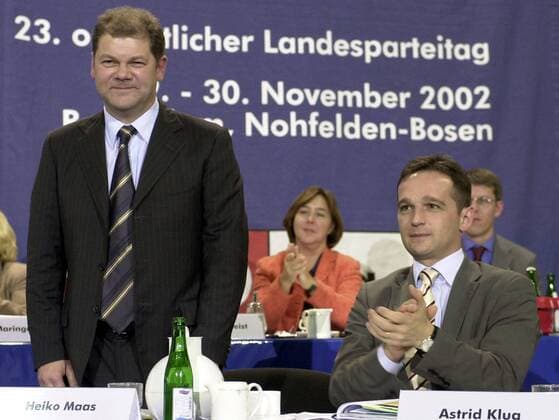 SPD-Generalsekretär Olaf Scholz (l.) besucht am Samstag (30.11.2002) mit SPD-Landes- und Fraktionschef Heiko Maas (r.) den SPD-Landesparteitag in Bosen. Scholz erklärte den SPD-Mitgliedern die Hintergründe der aktuellen Regierungspolitik und betonte, dass die Bundesregierung Steuern senke und nicht erhöhe. Es würden nur Begünstigungen gestrichen und Regelungen vereinfacht.