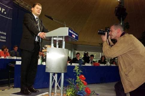 Olaf Scholz, Generalsekretär der SPD, spricht am Samstag (30.11.2002) im saarländischen Bosen beim Parteitag der Saar-SPD. Das Medieninteresse beim Auftritt des Bundespolitikers war groß. Auf dem Parteitag wurde Heiko Maas als Landesvorsitzender in seinem Amt bestätigt. *** Olaf Scholz Secretary-General of the SPD speaks on Saturday 30 11 2002 in Bosen, Saarland, at the Party Congress of the SPD The media interest in the performance of the Federal politician was great At the party congress Heiko Maas was confirmed as the countrys chairman in his office