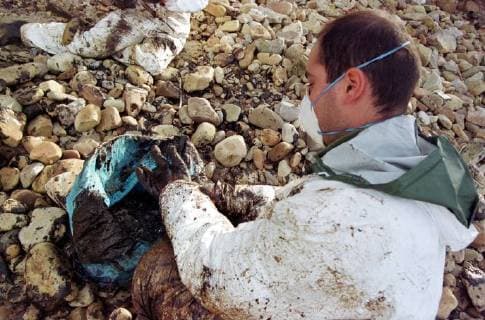 Spanische Soldaten reinigen am Freitag (13.12.2002) den Küstenabschnitt Playa Cuevas de Mar bei Nuevas (Asturien) der vom Oel des gesunkenen Tankers Prestige verseucht ist. Zur Reinigung stehen ihnen nur einfachste Hilfsmittel zur Verfügung. Es fehlt überall an Geräten um die Strände vom Oel zu säubern. Aus dem Tanker, der mittlerweile gesunken ist, läuft immer noch Öl aus.