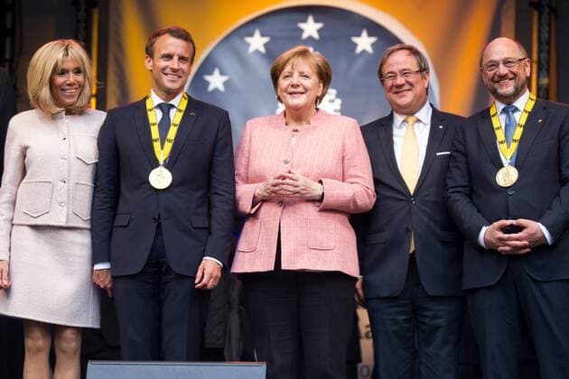 Auf der Buehne auf dem Katschhof vor dem Aachener Rathaus stehen v.l.n.r. Brigitte MACRON, Preistraeger Emmanuel MACRON, Praesident der Franzoesischen Republik, Angela MERKEL, Bundeskanzlerin Deutschland, Armin LASCHET, Ministerpraesident NRW, Martin SCHULZ, Politiker, SPD, Mitglied des Deutschen Bundestages, halbe Figur, Halbfigur, Querformat, Internationaler Karlspreis der Stadt Aachen, Verleihung im Rathaus der Stadt Aachen am 10.05.2018. *** Brigitte MACRON Award winner Emmanuel MACRON President of the French Republic Angela MERKEL Federal Chancellor Germany Armin LASCHET Minister President NRW Martin SCHULZ Politician SPD Member of the German Bundestag Half figure Half figure Landscape International Charlemagne Prize of the City of Aachen Awarded at the City Hall of the City of Aachen on 10 05 2018