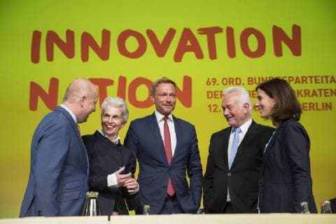 Bilder des Tages Christian Lindner (C) und Wolfgang Kubicki (2R) zu Beginn des 69. Ordentlichen Parteitag in Berlin am 12. Mai 2018. 69. Ordentlicher Parteitag der FDP in Berlin