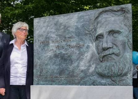 Im rheinischen Troisdorf bei Bonn ist am Samstag (12.05.2018) ein Denkmal fuer den Journalisten und katholischen Theologen Rupert Neudeck (1939-2016) enthuellt worden. (Foto: Witwe Christel). Das von ehemaligen vietnamesischen Flüchtlingen gestiftete Denkmal soll an das Wirken des Gründers der Hilfsorganisation Cap Anamur erinnern, wie die Stadt mitteilte. Rupert Neudeck hatte 1979 das Komitee Cap Anamur mitbegründet. Mit dem gleichnamigen Rettungsschiff wurden im Laufe der Jahre rund 11.300 vietnamesische Flüchtlinge oft vor dem sicheren Tod gerettet. (Siehe epd-Meldung vom 12.05.2018) Denkmal fuer Rupert Neudeck in Troisdorf enthuellt *** In the Rhineland town of Troisdorf near Bonn, a memorial for the journalist and Catholic theologian Rupert Neudeck 1939 2016 has been revealed on Saturday 12.05.2018 Photo Widow Christel The memorial d Copyright: epd-bild MeikexBoeschemeyer EDITORIAL USE ONLY