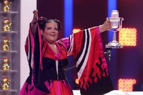 Entertainment Bilder der Woche KW 19 Entertainment - Bilder des Tages May 12, 2018 - Lisbon, Portugal - Winner Netta of Israel raises the Trophy after winning the 2018 Eurovision Song Contest Grand Final, at the Altice Arena in Lisbon, Portugal on May 12, 2018. Lisbon Portugal - ZUMAf123 20180512_zap_f123_081 Copyright: xPedroxFiuzax