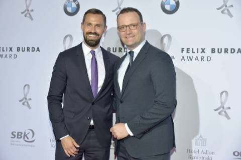 Felix Burda Award in Berlin jens Spahn mit Ehemann Daniel Funke Ankunft zur Preisverleihung und Ehrung des 15. Felix Burde Award im Hotel Adlon Kempinski in Berlin am 13.05.2018