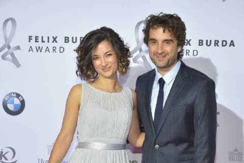 Felix Burda Award in Berlin Oliver Wnuk mit seiner Schwester Ankunft zur Preisverleihung und Ehrung des 15. Felix Burde Award im Hotel Adlon Kempinski in Berlin am 13.05.2018