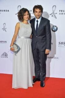 Felix Burda Award in Berlin Oliver Wnuk mit seiner Schwester Ankunft zur Preisverleihung und Ehrung des 15. Felix Burde Award im Hotel Adlon Kempinski in Berlin am 13.05.2018