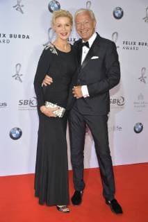 Grit Weiss, Prof. Jo Groebel Ankunft zur Preisverleihung und Ehrung des 15. Felix Burda Award im Hotel Adlon Kempinski in Berlin am 13.05.2018