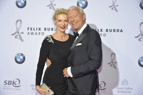 Grit Weiss, Prof. Jo Groebel Ankunft zur Preisverleihung und Ehrung des 15. Felix Burda Award im Hotel Adlon Kempinski in Berlin am 13.05.2018
