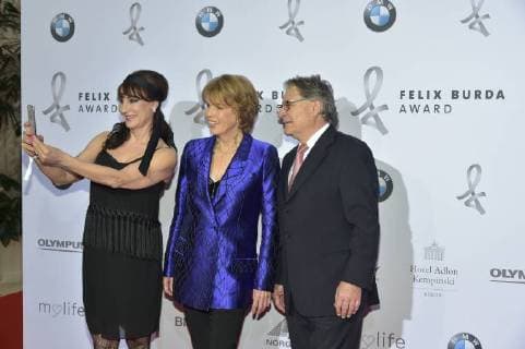 Christa Maar mit Partner Eckhard Alt Direktorin Felix Burda Stiftung, German-Canadian Opern Singer Anna Maria Kaufmann Ankunft zur Preisverleihung und Ehrung des 15. Felix Burda Award im Hotel Adlon Kempinski in Berlin am 13.05.2018
