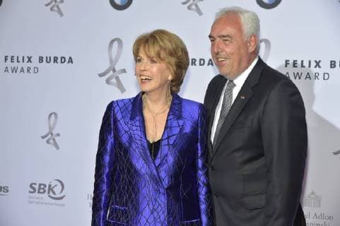 Christa Maar, Hans-Reiner Schroeder ( CEO BMW Berlin ) Ankunft zur Preisverleihung und Ehrung des 15. Felix Burda Award im Hotel Adlon Kempinski in Berlin am 13.05.2018