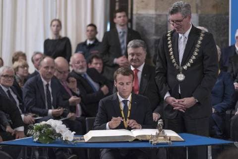 Dr französische Staatspräsident Emmanuel Macron ist mit dem Internationalen Karlspreis zu Aachen ausgezeichnet worden. Im Kreise von Staats- und Regierungschefs und ehemalige Karlspreisträger wurde im Krönungssaal in Aachen der französische Staatspräsident geeehrt. Foto Oberbürgermeister der Stadt Aachen Marcel Philipp, Petro Poroshenko Ukraine. Aachen Krönungssaal NRW Deutschland