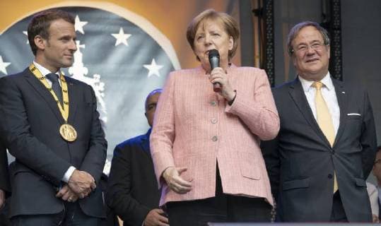 Dr französische Staatspräsident Emmanuel Macron ist mit dem Internationalen Karlspreis zu Aachen ausgezeichnet worden. Im Kreise von Staats- und Regierungschefs und ehemalige Karlspreisträger wurde im Krönungssaal in Aachen der französische Staatspräsident geeehrt. Foto MP Armin Laschet, Angela Merkel Bundeskanzlerin Aachen Krönungssaal NRW Deutschland