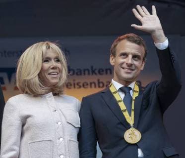 Dr französische Staatspräsident Emmanuel Macron ist mit dem Internationalen Karlspreis zu Aachen ausgezeichnet worden. Im Kreise von Staats- und Regierungschefs und ehemalige Karlspreisträger wurde im Krönungssaal in Aachen der französische Staatspräsident geeehrt. Foto Brigitte und Emmanuel Macron Aachen Krönungssaal NRW Deutschland