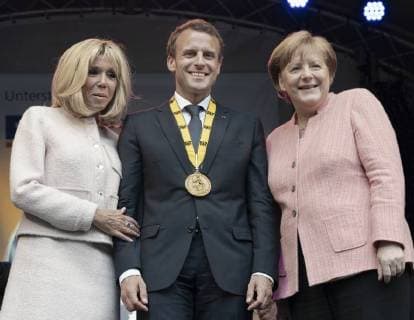 Dr französische Staatspräsident Emmanuel Macron ist mit dem Internationalen Karlspreis zu Aachen ausgezeichnet worden. Im Kreise von Staats- und Regierungschefs und ehemalige Karlspreisträger wurde im Krönungssaal in Aachen der französische Staatspräsident geeehrt.Foto Brigitte und Emmanuel Macron, Angela Merkel Bundeskanzlerin Aachen Krönungssaal NRW Deutschland