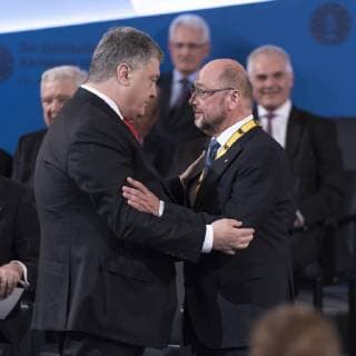 Dr französische Staatspräsident Emmanuel Macron ist mit dem Internationalen Karlspreis zu Aachen ausgezeichnet worden. Im Kreise von Staats- und Regierungschefs und ehemalige Karlspreisträger wurde im Krönungssaal in Aachen der französische Staatspräsident geeehrt. Foto Petro Poroshenko, Ukraine, Martin Schulz SPD Aachen Krönungssaal NRW Deutschland