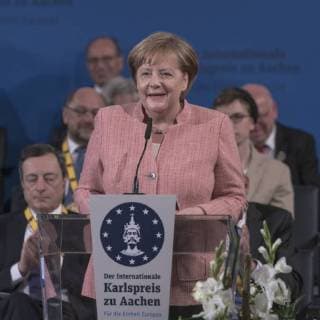 Dr französische Staatspräsident Emmanuel Macron ist mit dem Internationalen Karlspreis zu Aachen ausgezeichnet worden. Im Kreise von Staats- und Regierungschefs und ehemalige Karlspreisträger wurde im Krönungssaal in Aachen der französische Staatspräsident geeehrt. Foto Angela Merkel Bundeskanzlerin Aachen Krönungssaal NRW Deutschland