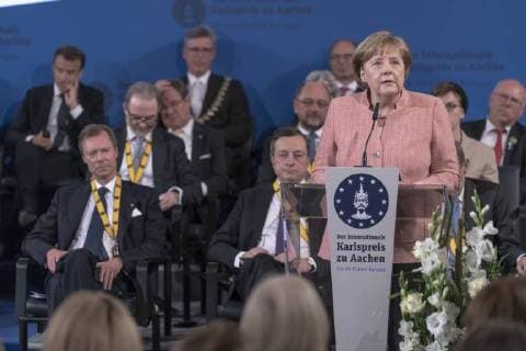 Dr französische Staatspräsident Emmanuel Macron ist mit dem Internationalen Karlspreis zu Aachen ausgezeichnet worden. Im Kreise von Staats- und Regierungschefs und ehemalige Karlspreisträger wurde im Krönungssaal in Aachen der französische Staatspräsident geeehrt. Foto Angela Merkel Bundeskanzlerin Aachen Krönungssaal NRW Deutschland