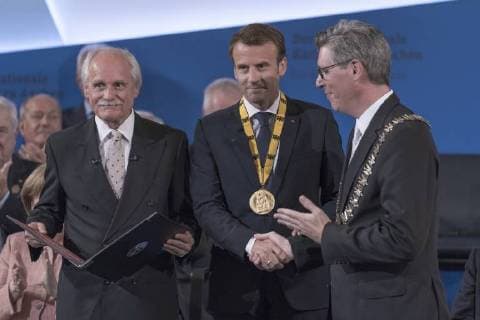Dr französische Staatspräsident Emmanuel Macron ist mit dem Internationalen Karlspreis zu Aachen ausgezeichnet worden. Im Kreise von Staats- und Regierungschefs und ehemalige Karlspreisträger wurde im Krönungssaal in Aachen der französische Staatspräsident geeehrt. Foto Dr. Linden, Oberbürgermeister der Stadt Aachen Marcel Philipp Aachen Krönungssaal NRW Deutschland