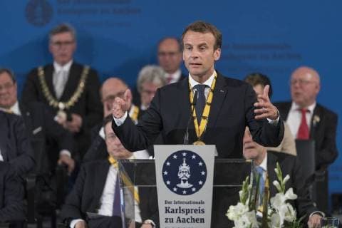 Dr französische Staatspräsident Emmanuel Macron ist mit dem Internationalen Karlspreis zu Aachen ausgezeichnet worden. Im Kreise von Staats- und Regierungschefs und ehemalige Karlspreisträger wurde im Krönungssaal in Aachen der französische Staatspräsident geeehrt. Aachen Krönungssaal NRW Deutschland