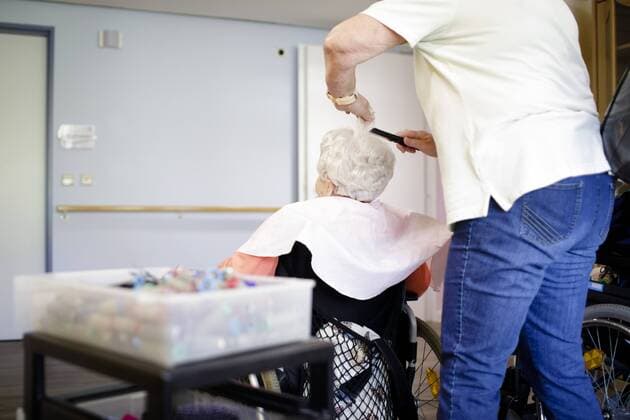 Eine Friseurin friesiert eine alte Frau im Rollstuhl in einem Pflegeheim, 27.04.2018, Berlin. NUR ZUR REDAKTIONELLEN VERWENDUNG. Berlin Deutschland *** A hairdresser is friezing an old woman in a wheelchair in a nursing home 27 04 2018 Berlin ONLY FOR EDITORIAL USE Berlin Germany Copyright: xIngaxKjer photothek.netx