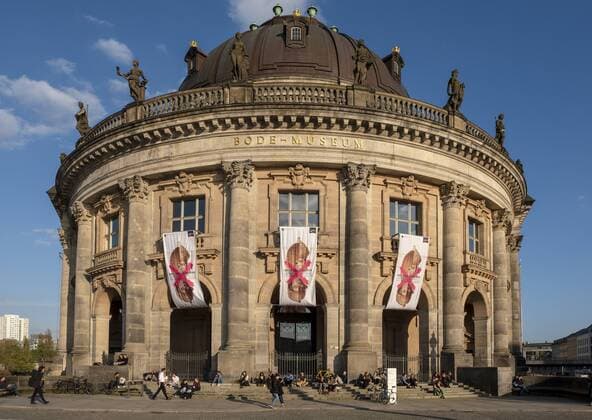 Bodemuseum Deutschland, Berlin, 17.04.2018, Bode Museum (Kaiser Friedrich Museum), Museumsinsel, Bürger, Menschen, Touristen, Besucher sonnen sich auf den Stufen, Â